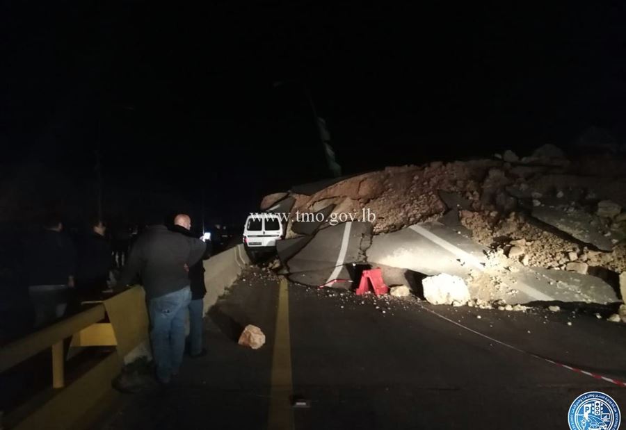 بالصورة: إنهيار صخور على اوتوستراد صيدا وسقوط جريحين