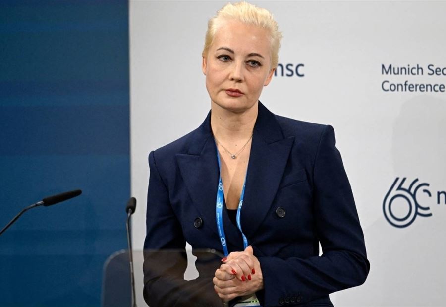 "أي مرشّح بِخلاف بوتين"... أرملة نافالني تدلي بصوتها!