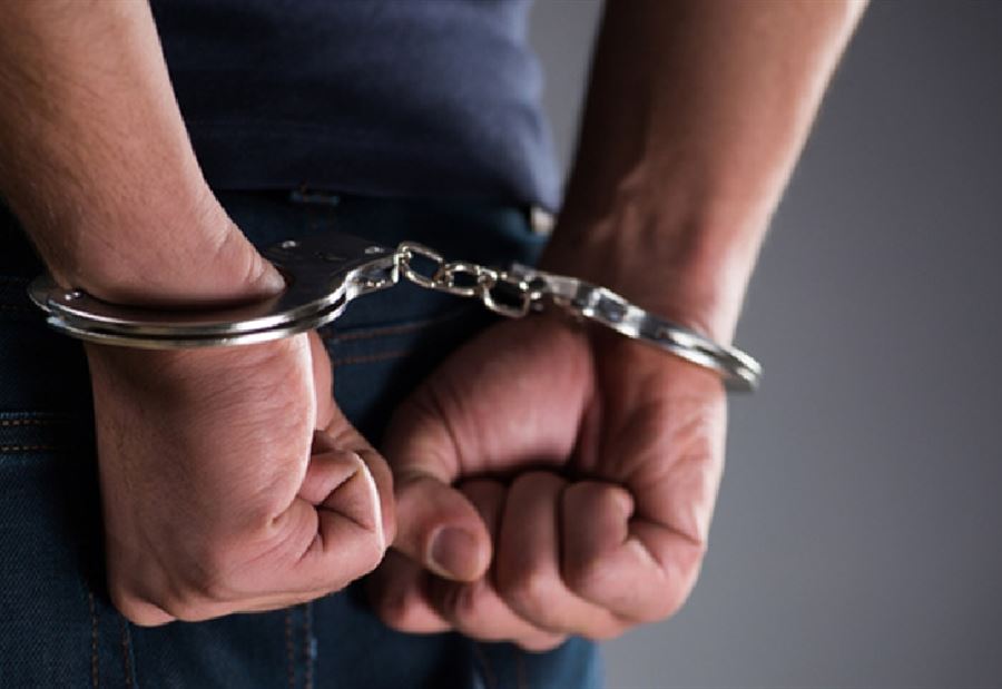 يتجوّل بشكل يُثير الرّيبة ويُنفّذ سرقاته