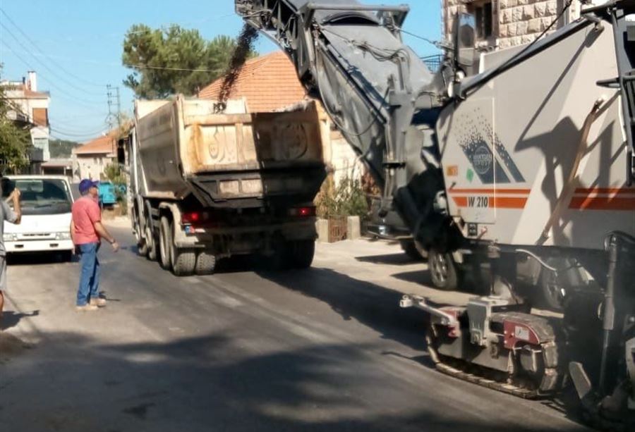 بدء العمل بتزفيت المرحلة الأولى من طريق الخنشارة