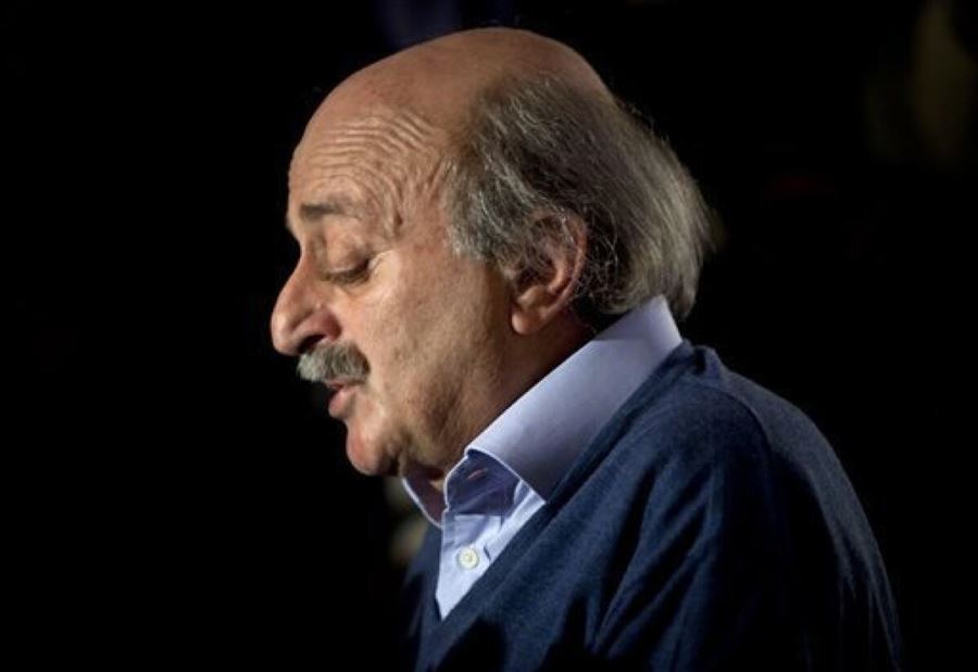 جنبلاط ينجو من السقوط من طائرة... ومغرّدون: حظّنا تعيس!