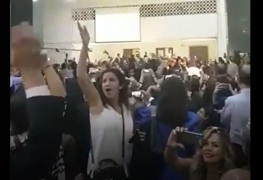 بالفيدو: الهتافات في نقابة المحامين ترتفع.. "ثورة ثورة"