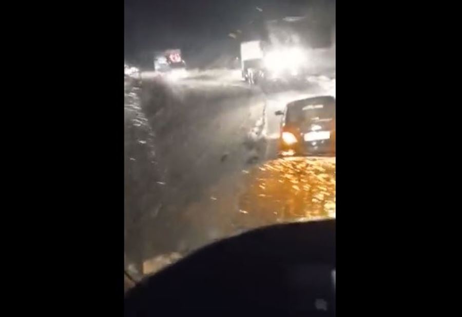ليلٌ قاس على طريق ضهر البيدر.. وفيديو يوثّق انزلاق الشاحنات! 