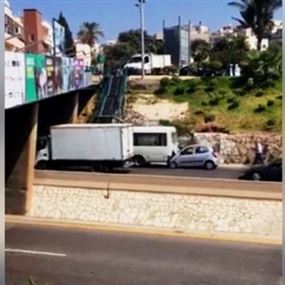 بالفيديو: باص يسير وسيارة عالقة به!
