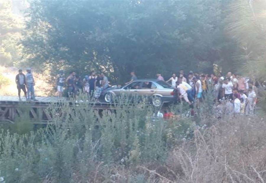 إنزلاق سيارة في عيون السمك العكارية