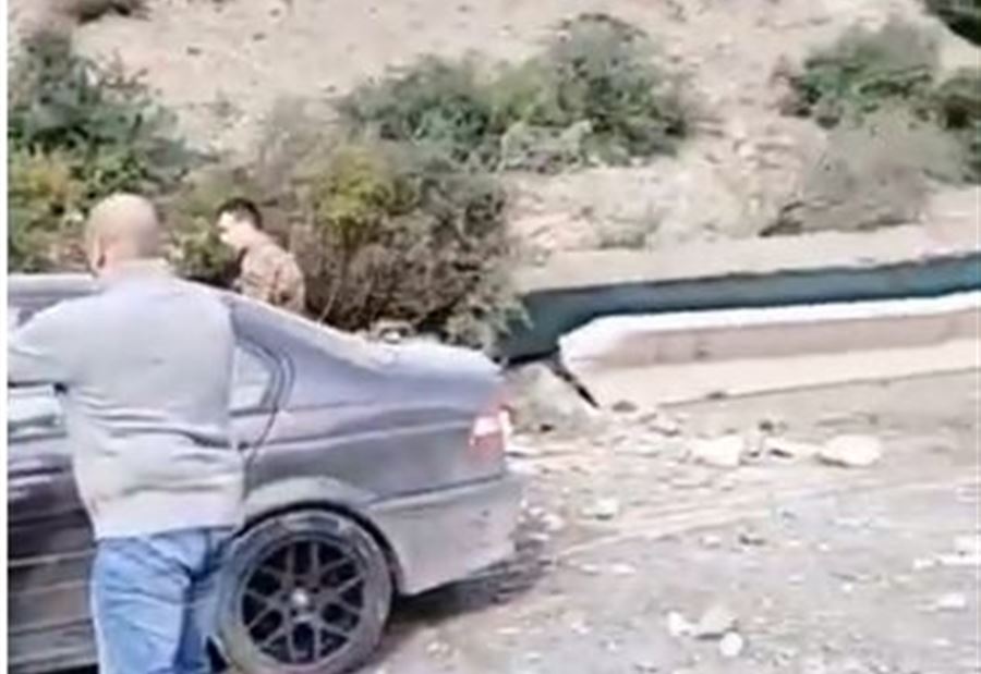 بالفيديو: انهيار طرف الجبل على اوتوستراد شكا