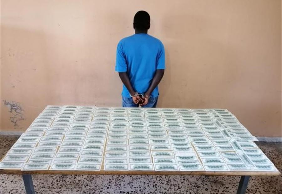 أوقف بسبب إقامته فتبيّن ترويجه عملة مزيفة