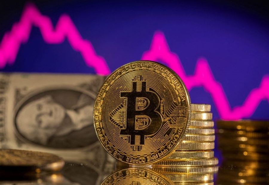 "بيتكوين" تتجاوز حاجز الـ100 ألف دولار للمرة الأولى!