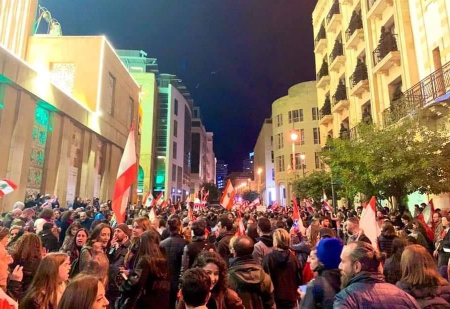 بالفيديو: المتظاهرون يعودون الى أمام مجلس النواب 