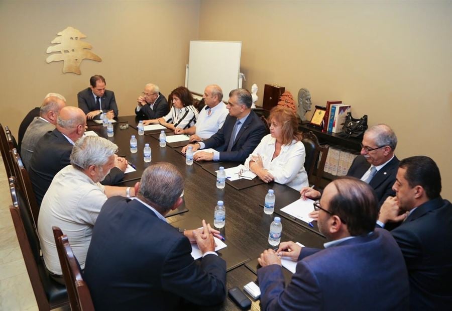 الجميل يتسلم رسالة تحث على الفصل بين لبنان و"الحزب"