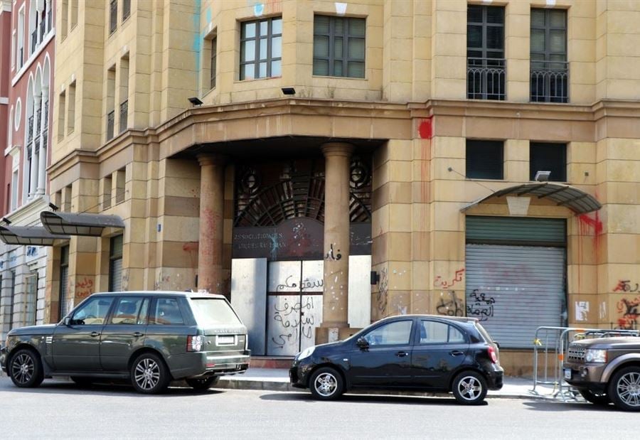 اقتحم البنك فاكتشف الأمر: "Deal" بين المصارف والقضاء!