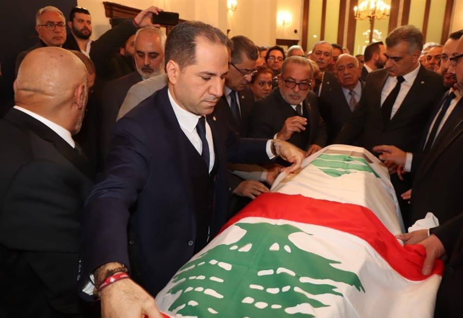 في مأتمٍ مهيبٍ... اللبنانيون يودعون جوزف ابو خليل