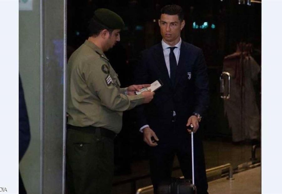 قصة صورة رونالدو ومسؤول الجوازات السعودي