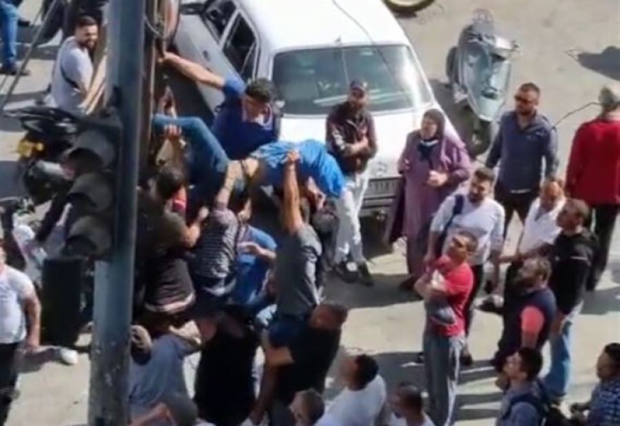 أثناء تعليقه صورة لأحد المُرشّحين في طرابلس... هذا ما حلَّ به!