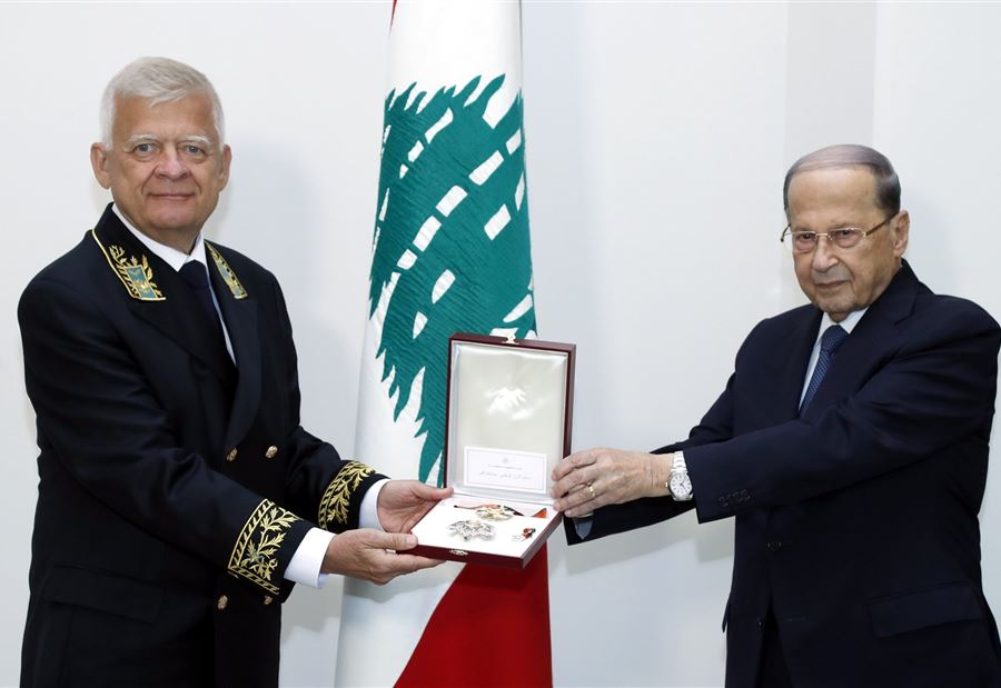 عون يمنحُ السفير الروسي وسام الأرز الوطني