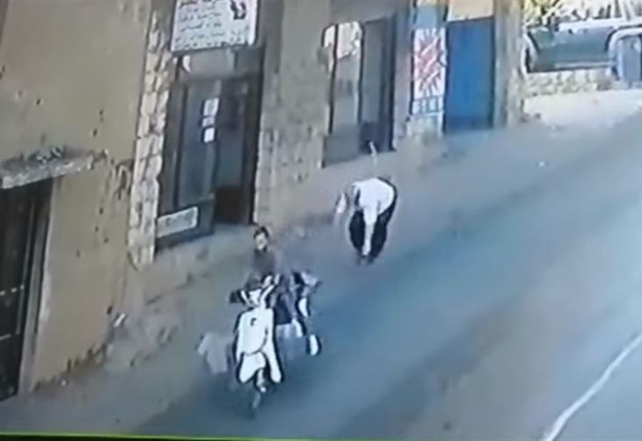 بالفيديو: سرق بندقيتي صيد وأصاب صاحب المحل المسن بكدمات