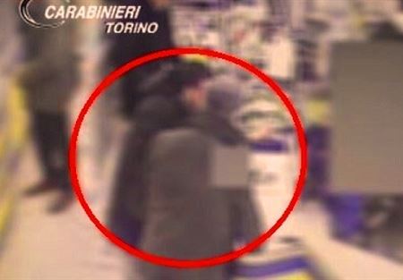 مصري يحبط سطوا مسلحا بإيطاليا فمنحوه إقامة ولقب بطل