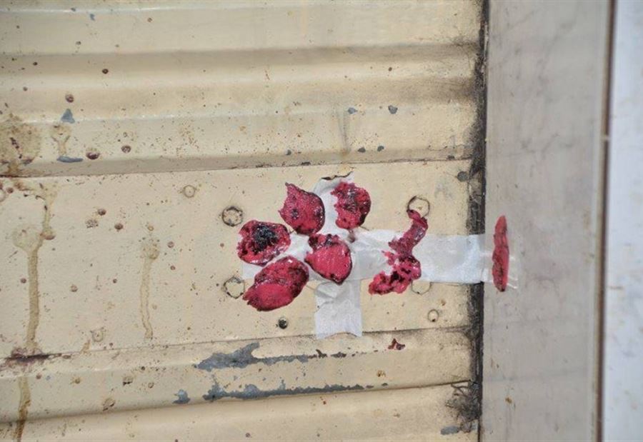 ختم محلات للمواد الغذائية ومحطّة محروقات بالشمع الأحمر