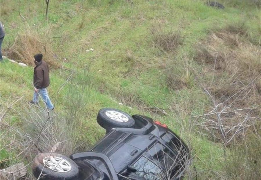 بالصورة: جريحة اثر تدهور سيارتها في عشقوت بالصورة: جريحة اثر تدهور سيارتها في عشقوت