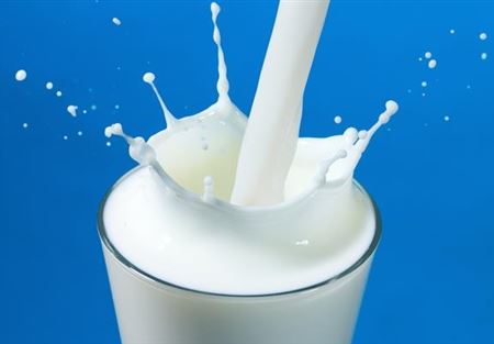 تناول الحليب يومياً قد يتحول إلى سم قاتل