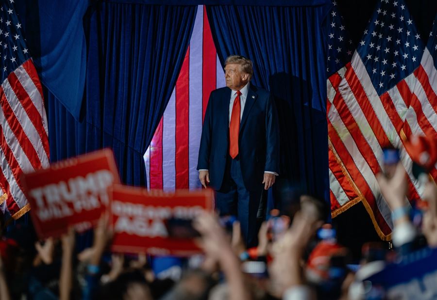 في الولايات المتأرجحة... ترامب "يكتسح" هاريس