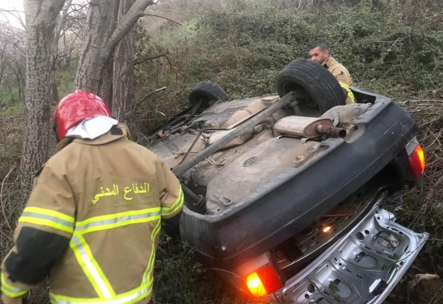 بالصور: سحب مُصَابَيْن من داخل سيارتهما في الشبانية