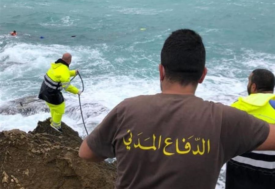 بالصور: إنتشال جثة "عائمة" في بحر أنفه