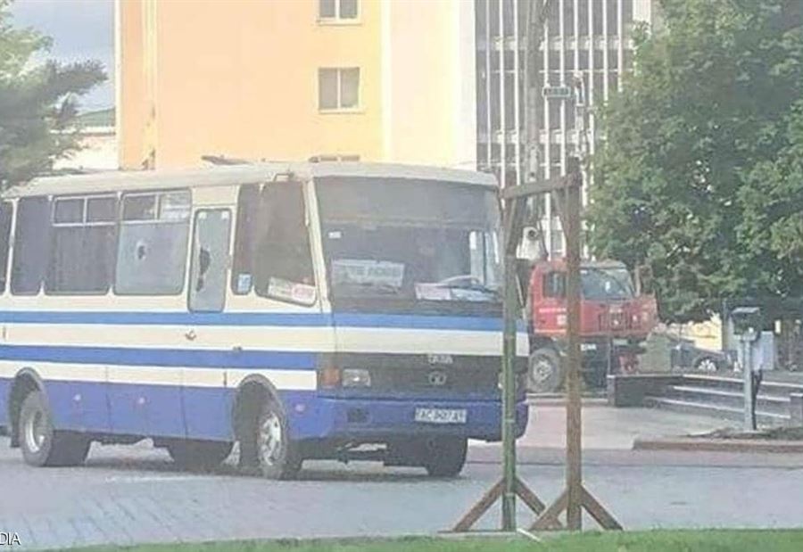 بالفيديو... رجل يحتجز 20 رهينة في حافلة غربي أوكرانيا بالفيديو... رجل يحتجز 20 رهينة في حافلة غربي أوكرانيا