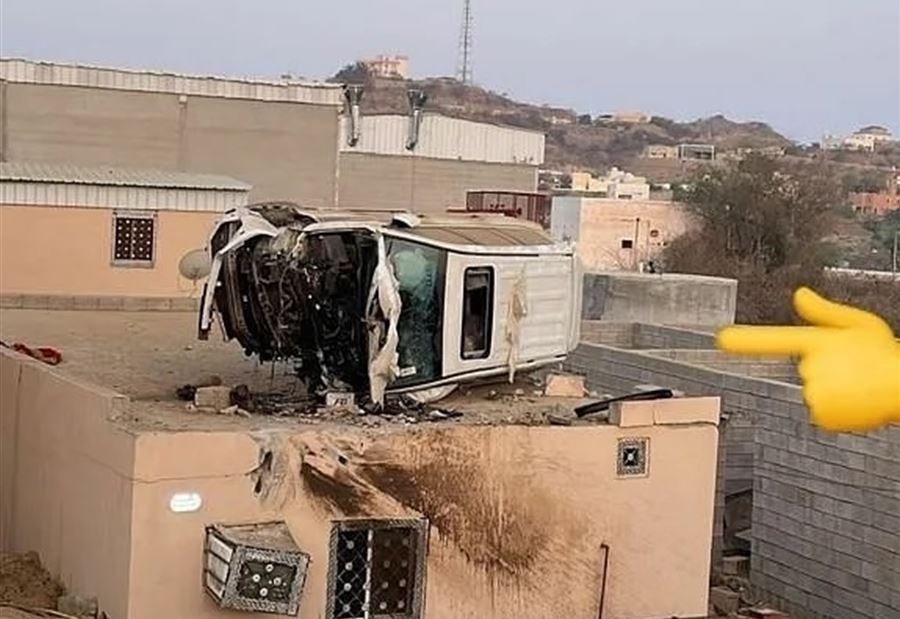 في السعودية... سيارة تستقرّ فوق سطح منزل (فيديو)