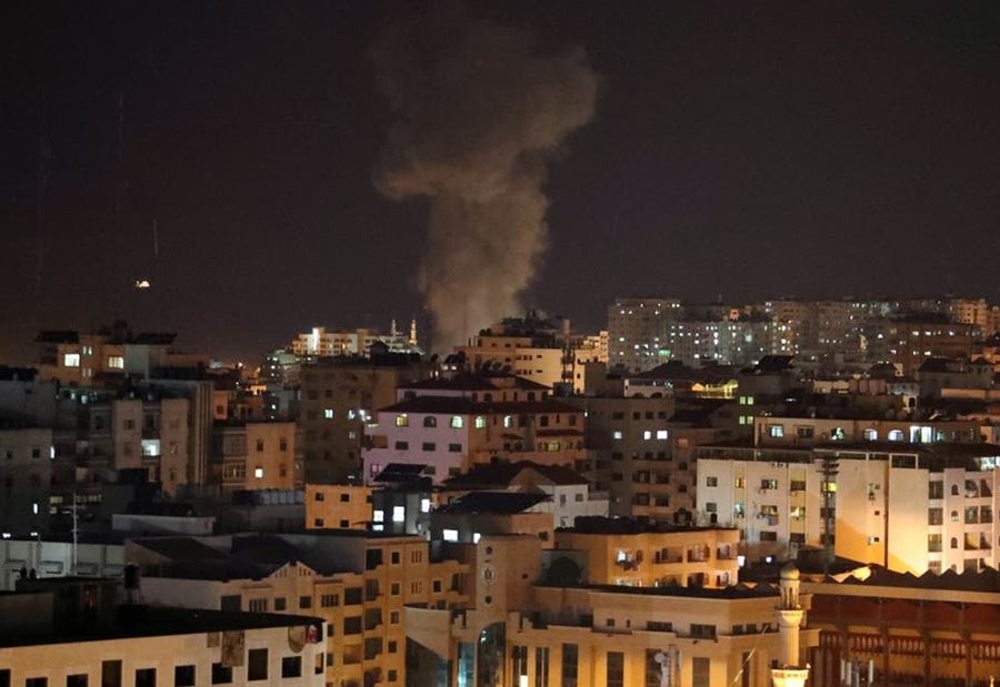 غارة إسرائيلية على موقع بغزة رداً على البالونات الحارقة
