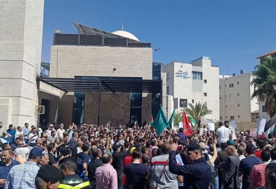 لِإبعاد المحتجين عن السفارة الإسرائيلية... الأردن تستخدم الغاز المسيل للدموع! 