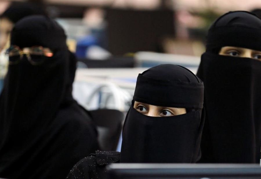 خطيب يصف البائعات السعوديات بـ "من تأكل بثدييها"