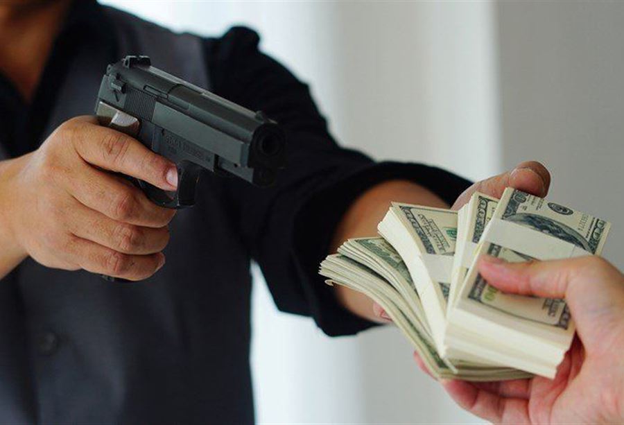 استدرجوه وقاموا بسرقته على طريق السهل في الفرزل