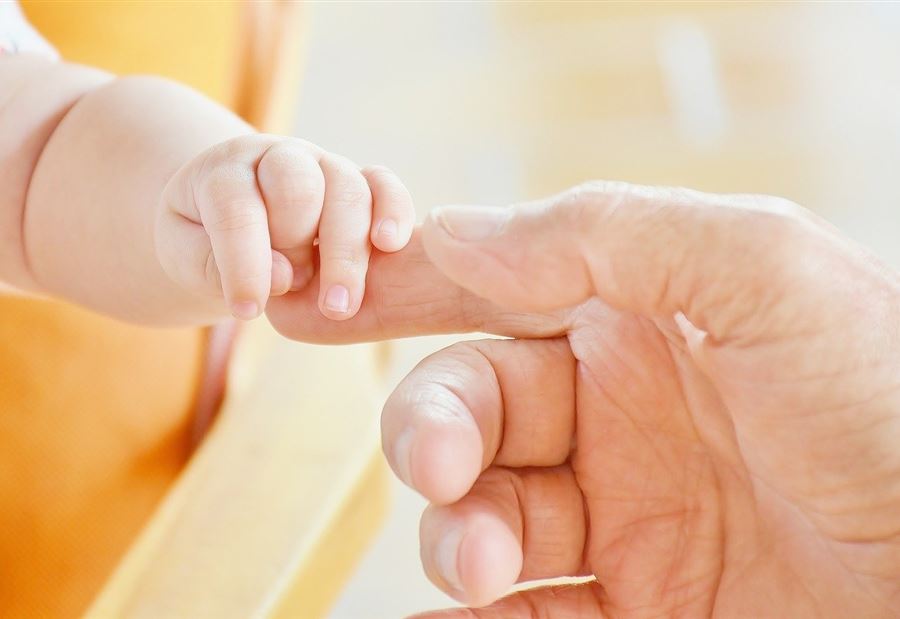 فقدان الأدوية... طُفلةٌ جديدةٌ تُفارق الحياة