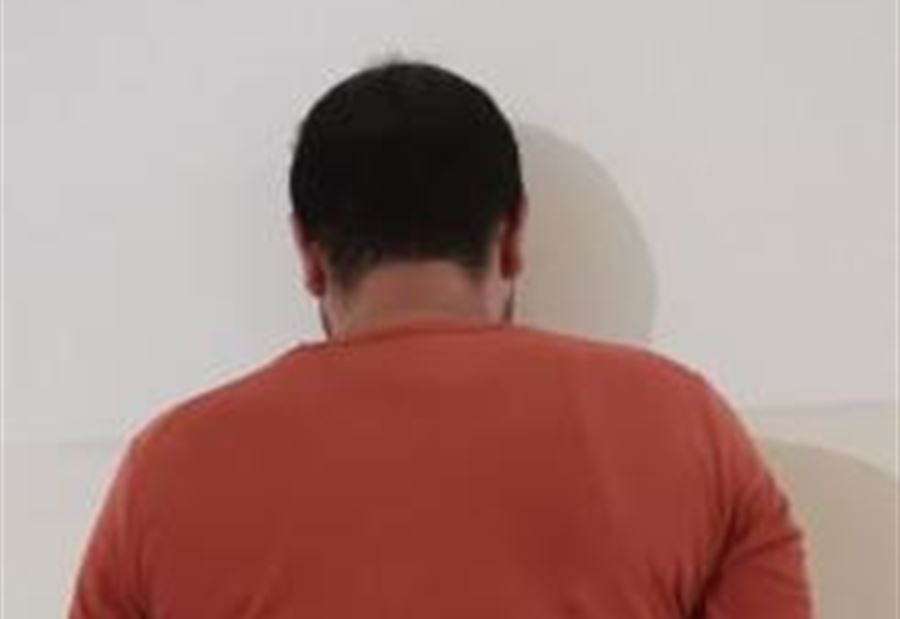 أبّ يعنّف إبنه بطريقة "وحشيّة"! (صورة)