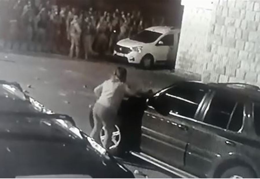 بالفيديو: شابة ترشق موكب أسود بالحجارة في جونية 