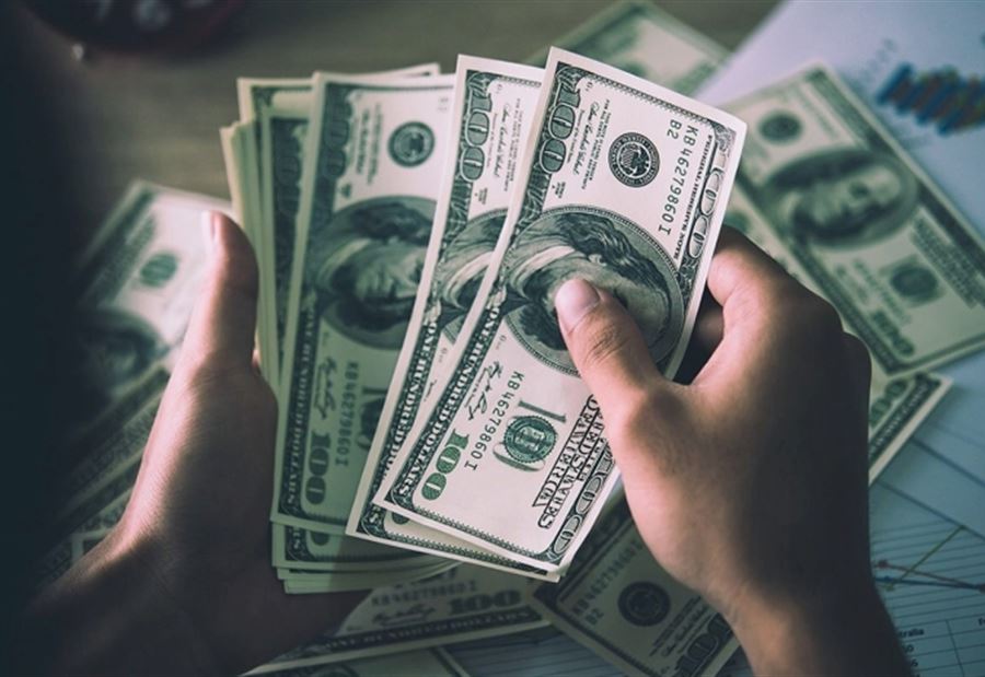 بطريقة احتيالية مُبتكرة يزورون "الدولار"
