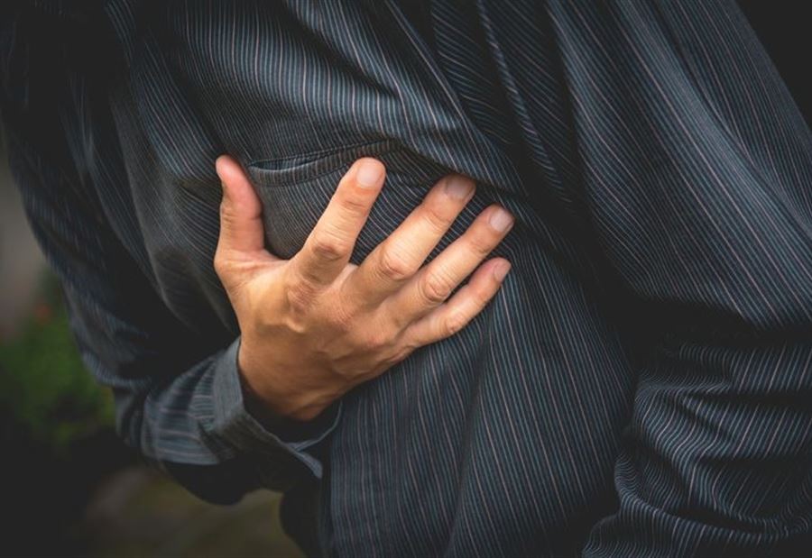 3 علامات على يديك تشير إلى إمكانية الإصابة بنوبة قلبية