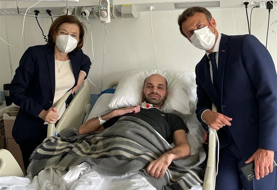 بصورة "معبّرة" ماكرون "يُفاجئ" عسكري في الجيش اللبناني