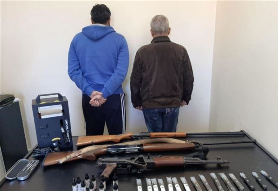 بالصور: مداهمة مروجي مخدرات بحوزتهما كلاشنكوف و80 طلقة