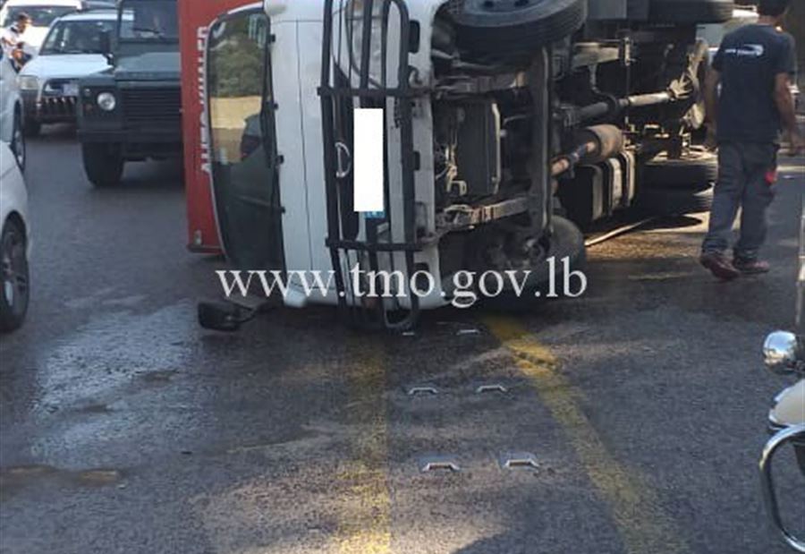 بالصور: انقلاب "بيك اب" على منعطفات عاريا