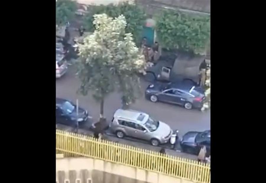 بالفيديو: محتجون يمنعون الموظفين من الدخول الى "كهرباء لبنان" بالفيديو: محتجون يمنعون الموظفين من الدخول الى "كهرباء لبنان"
