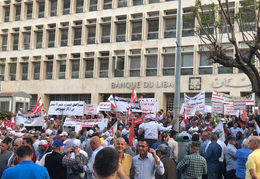 ملصقات على نفقة "الممانعة" ملصقات على نفقة "الممانعة"