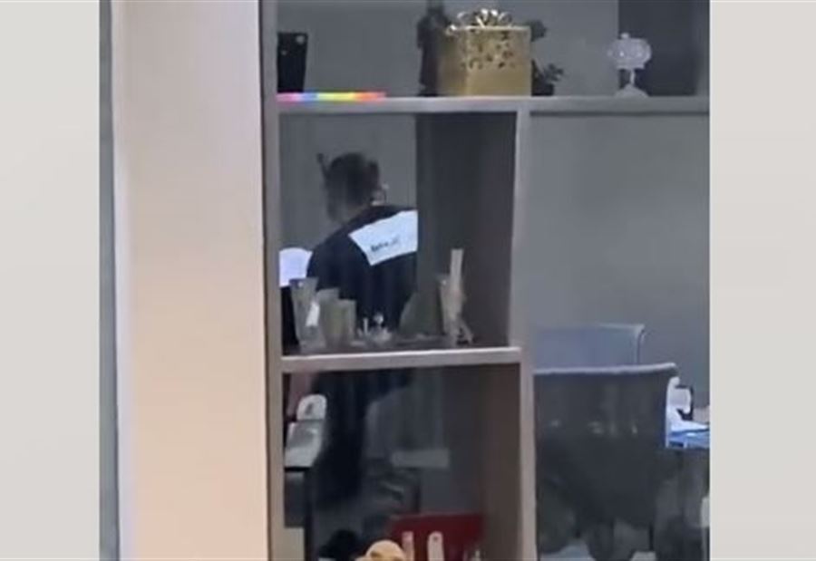 بالفيديو: مودع يتعرّض للضرب المبرح داخل المصرف!