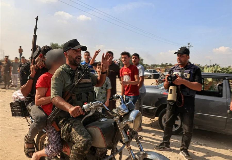 رسالةٌ من الأسرى الإسرائيليين لدى حماس إلى حكومتهم ورئيسها! (فيديو) رسالةٌ من الأسرى الإسرائيليين لدى حماس إلى حكومتهم ورئيسها! (فيديو)