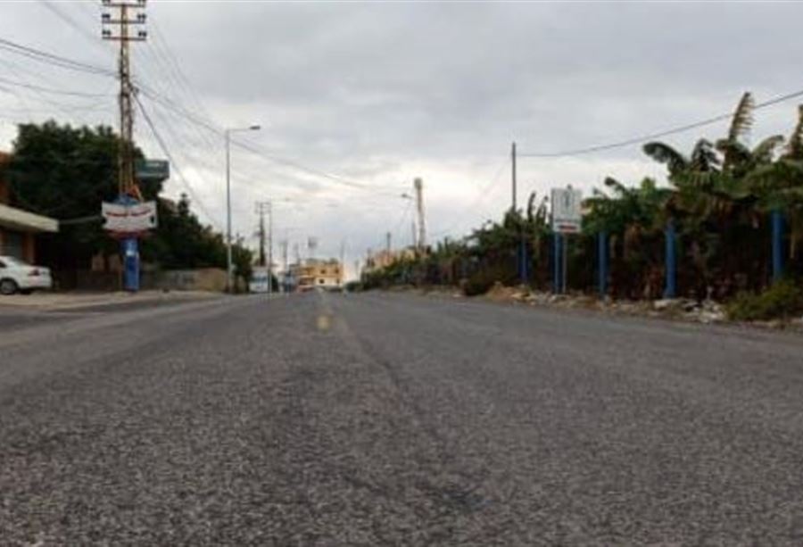سقوط عمود كهرباء على سيارة على طريق عام صور