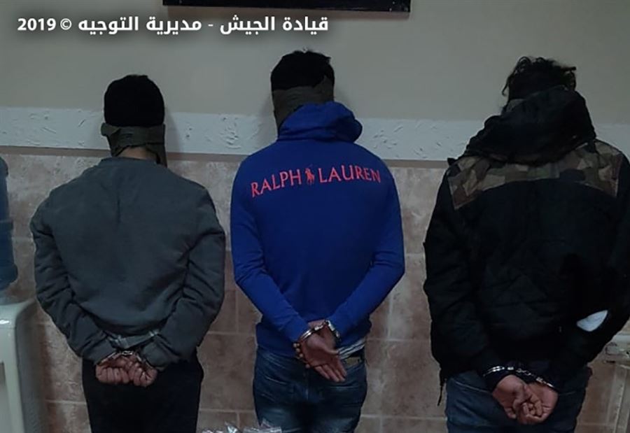 بالصورة: يروجون المخدرات والعملة المزورة في بئر حسن