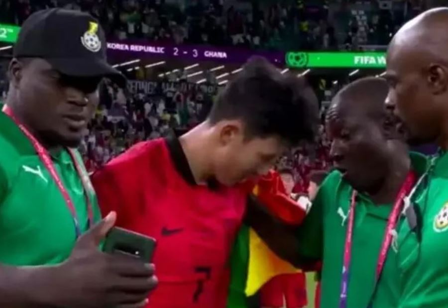 "تصرّف غير لائق"... لاعب كوري يبكي ومسؤول يصوّر (فيديو)