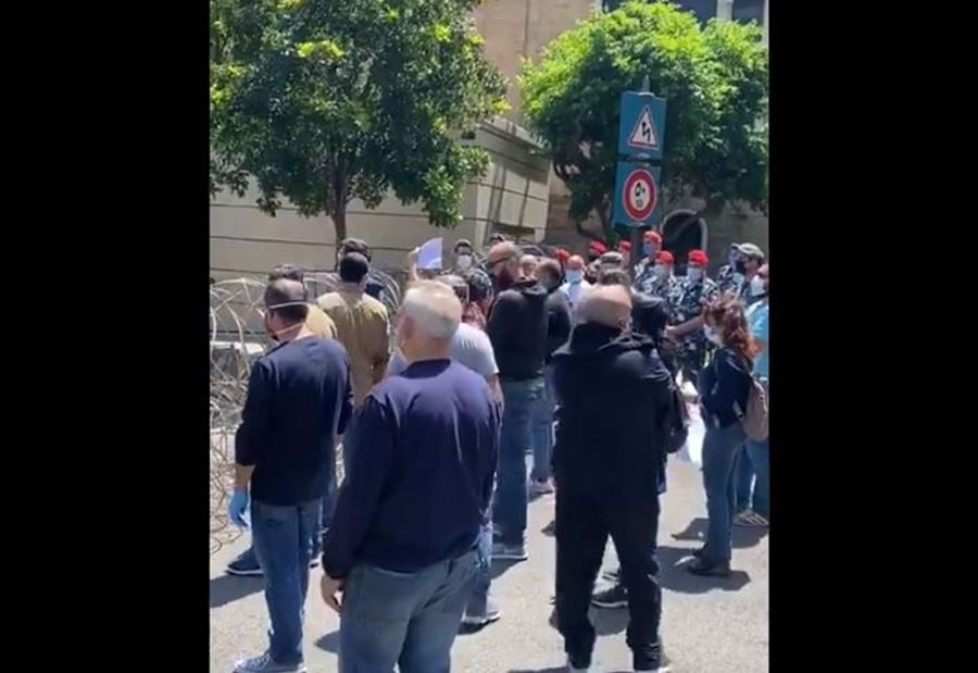 بالفيديو: موظفو "المستقبل" يقرعون الطناجر أمام منزل الحريري