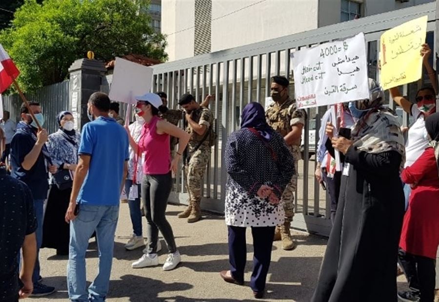 اعتصام امام سنترال الميناء اعتصام امام سنترال الميناء